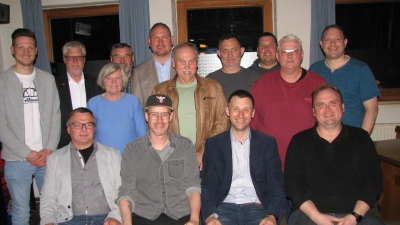 Bürgermeister Richard Kammerer (hintere Reihe Bildmitte) gratulierte den Vorsitzenden Johannes Wittmann (sitzend Zweiter von rechts) zu seiner Wiederwahl und wünschte der neu gewählten Vorstandschaft gute Entscheidungen bei ihrer anstehenden Arbeit.  (Bild: Johann Kneißl)