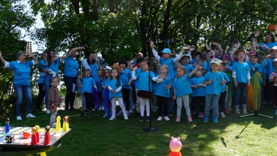 Die Kindergartenkinder singen das Schlusslied „Ein Hoch auf uns” und senden mit Seifenblasen Genesungsgrüße an ihre Kindergartenleitung. (Bild: Christina Market)