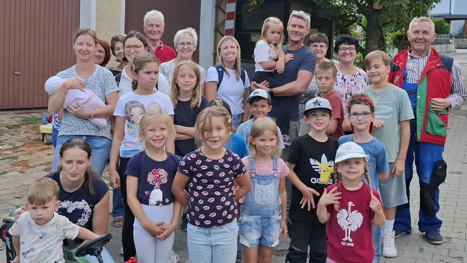 Bauer Fritz und seine Frau Christa bereiteten den Kindern und auch den Erwachsenen einen erlebnisreichen Nachmittag. (Bild: Cilla Helm)