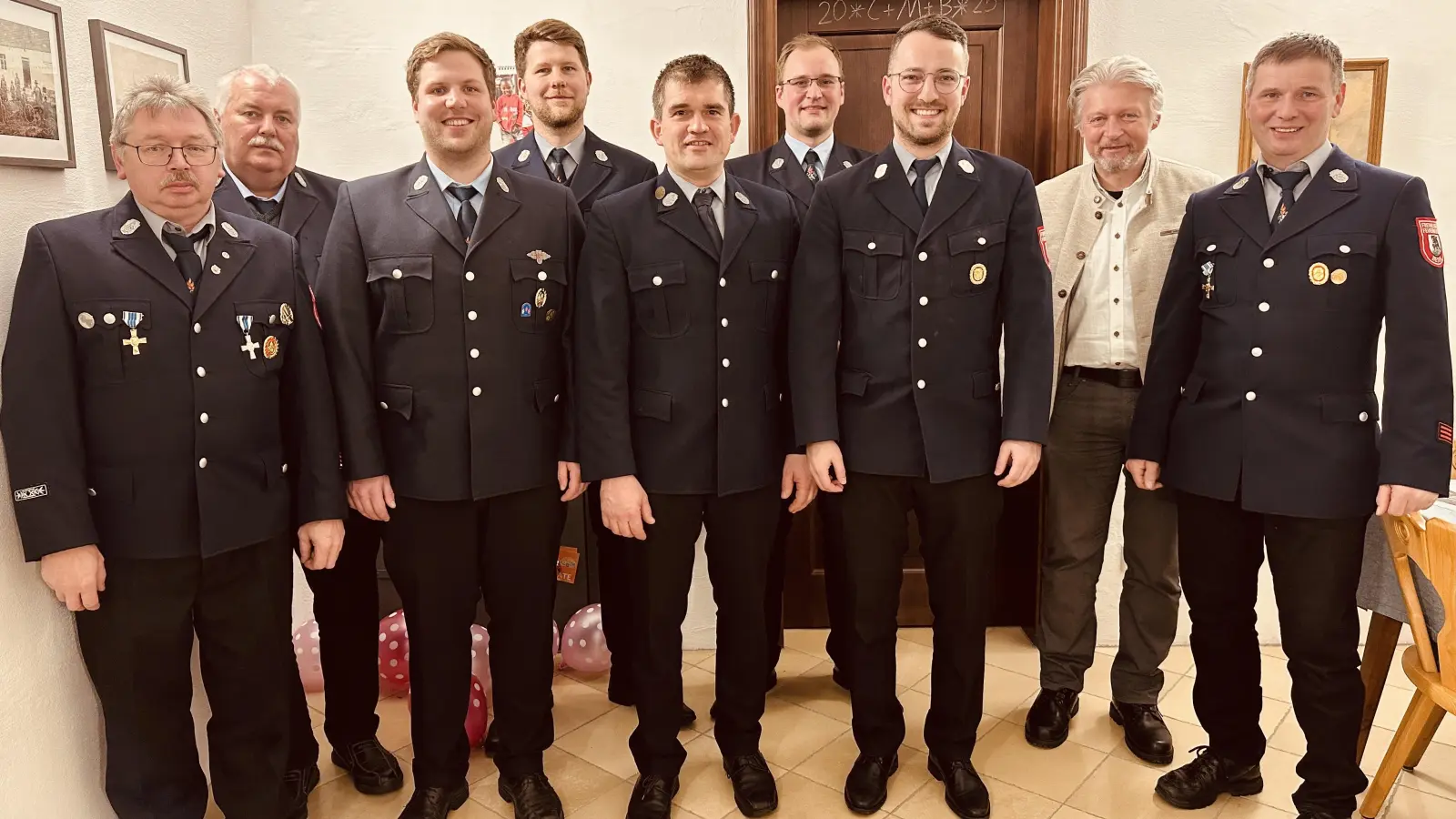 Bildunterschrift: von links, Josef Höcht (Kassenprüfer), Hubert Schwägerl (Kassenprüfer), David Schön (Schriftführer), Florian Kraus (2.Kommandant), Sebastian Lindner (Kassier), Florian Adam (Vorstand), Lothar Müller (Bürgermeister), Alfons Gleißner (2.Vorstand). (Bild: Alois Bauer)
