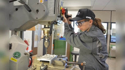 Das Bild zeigt das Wochenprogramm des Mädchen-für-Technik-Camps 2026 bei F.EE in Neunburg vorm Wald. (Bild: QUELLE UNBEKANNT!)