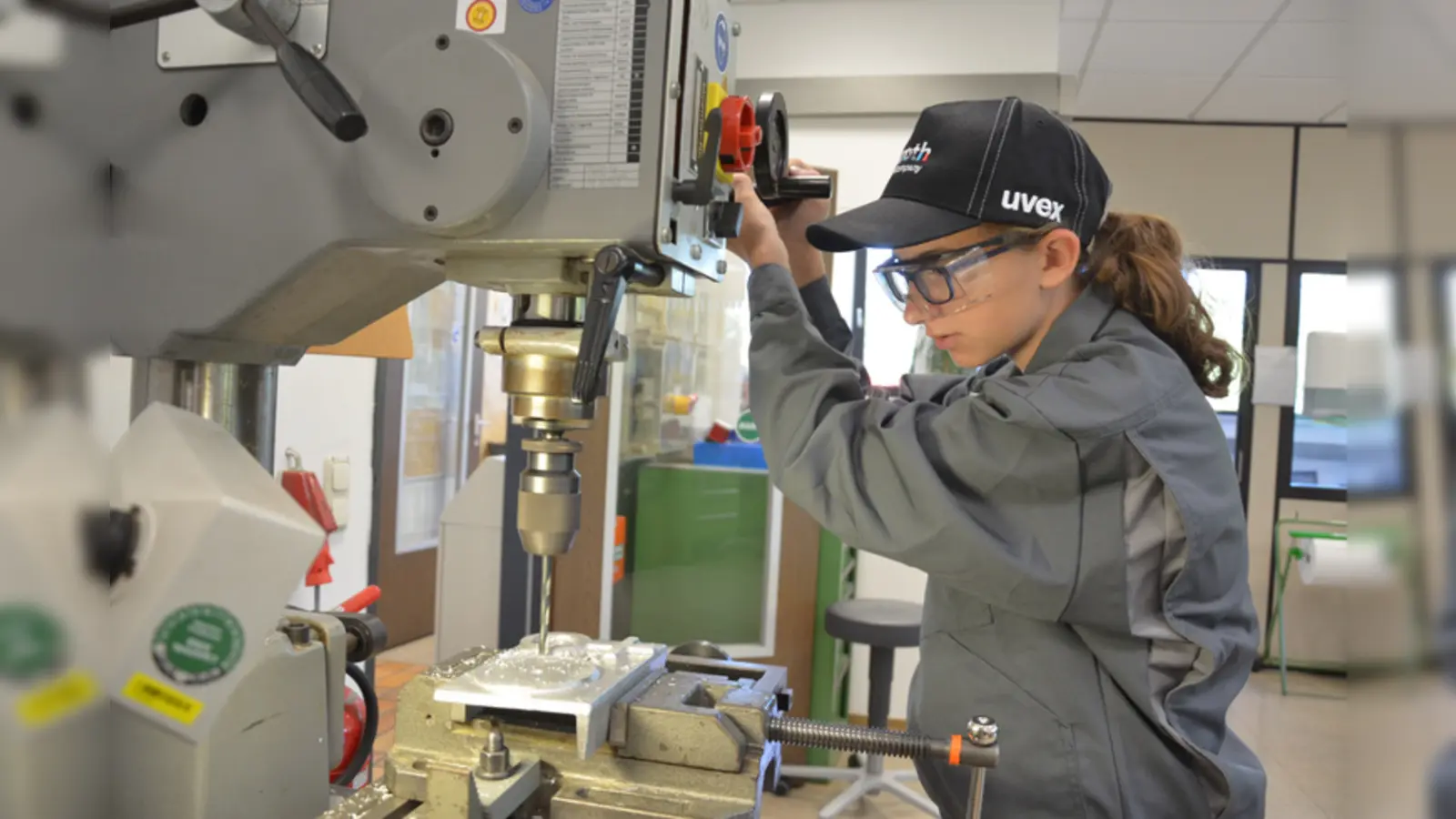 Das Bild zeigt das Wochenprogramm des Mädchen-für-Technik-Camps 2026 bei F.EE in Neunburg vorm Wald. (Bild: QUELLE UNBEKANNT!)