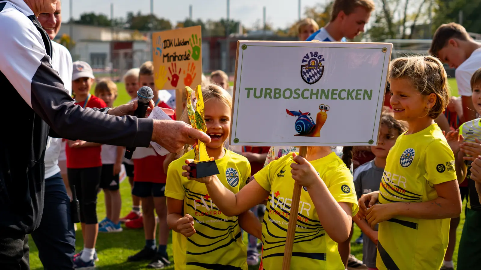 SVSW Leichtathletik Spartenleiter Alfred Kick überreicht den Turboschnecken des TV 1861 Amberg den Siegerpokal der Altersklasse U8 (Bild: Lukas Fiedler)