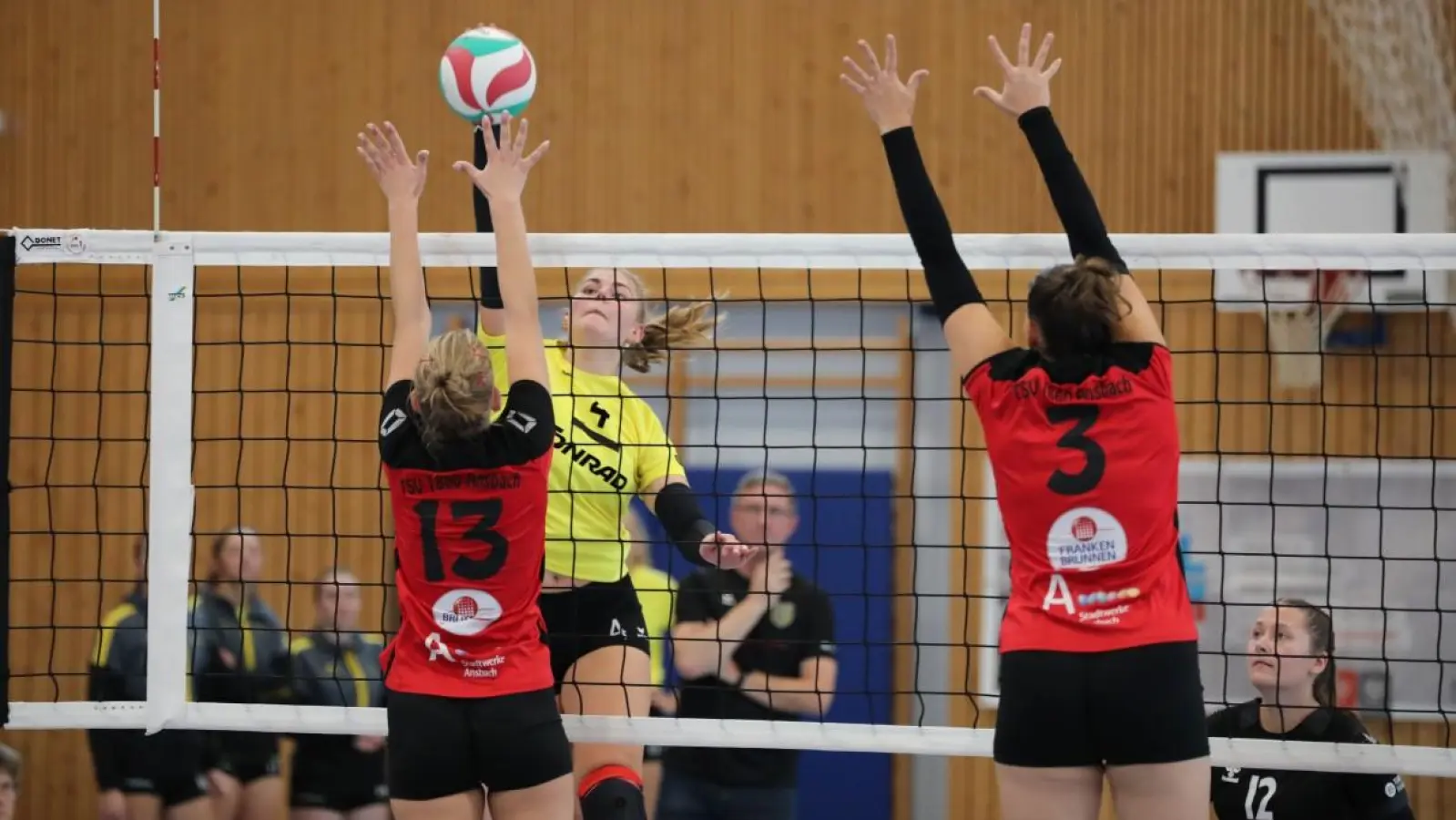 Diagonalspielerin Julia Polito vom SV Hahnbach im Angriff gegen den gegnerischen Block. (Bild: Selendt Nicole)