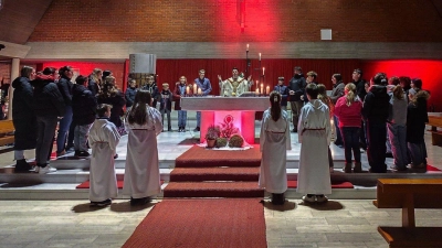 Die lebendige junge Gemeinschaft beim Vater unser! (Bild: Florian Donhauser)