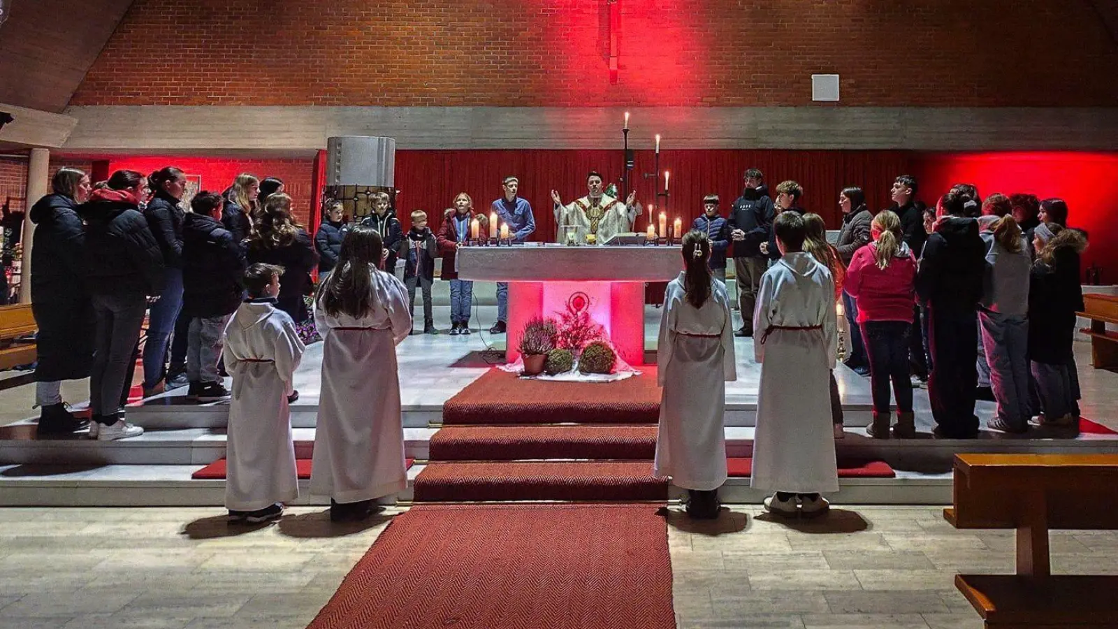Die lebendige junge Gemeinschaft beim Vater unser! (Bild: Florian Donhauser)