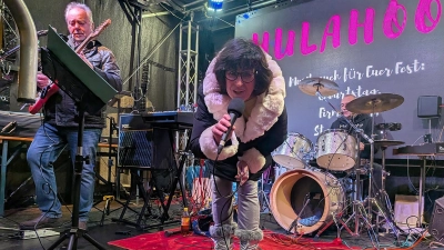 Die bezaubernde Sängerin von Hula Hoop Renate Liebl. (Bild: Peter Gattaut)