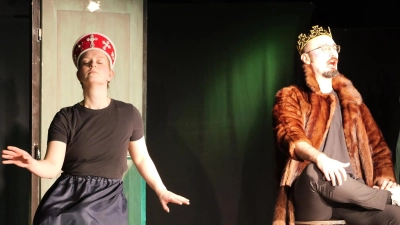 Das Foto zeigt eine Szene aus „Hamlet for you“ des OVIGO Theaters. (Bild: Florian Wein)