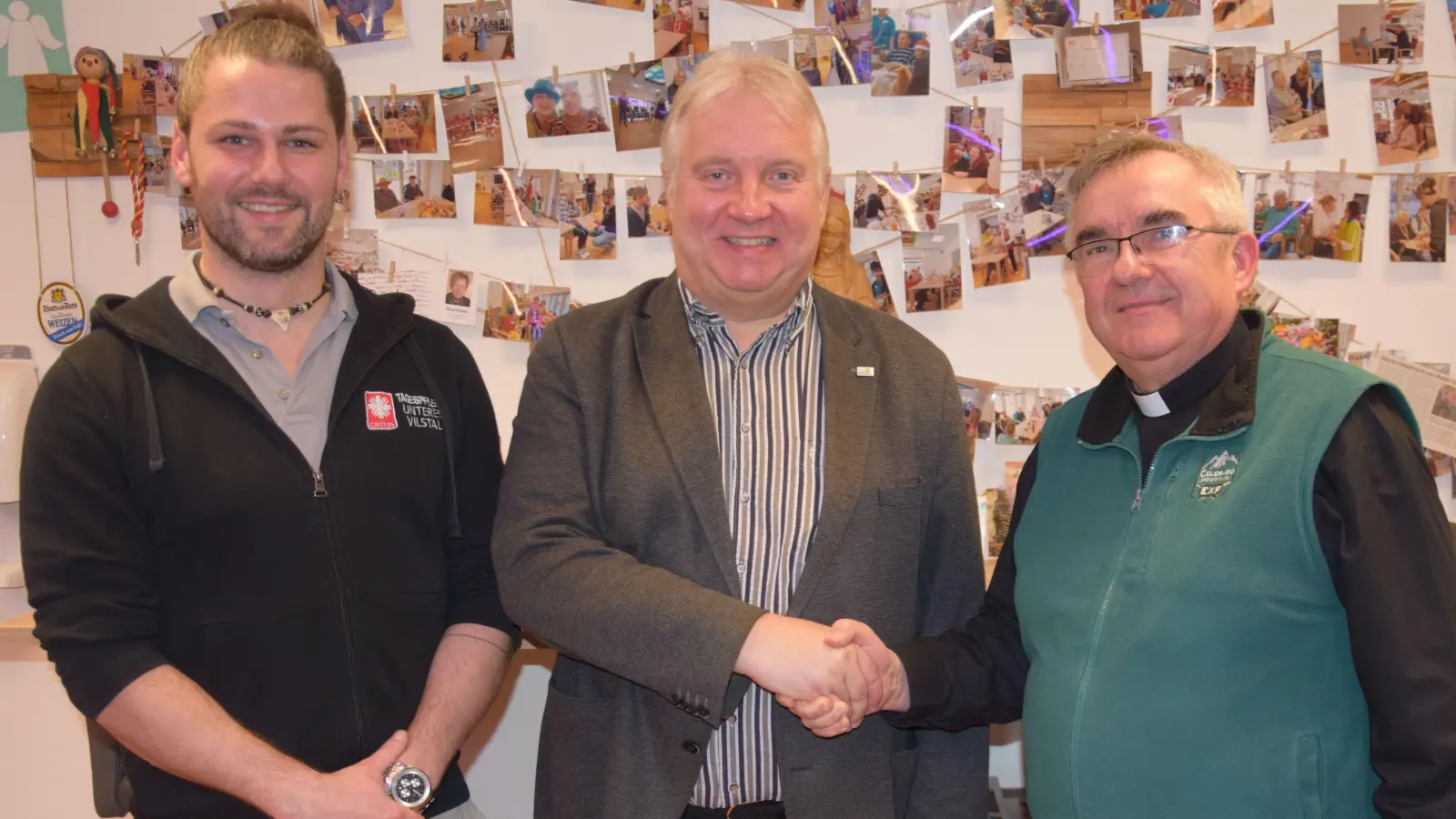 Bei der Caritas Sozialstation Ensdorf e.V. wurde Markus Dollacker aus Ensdorf neu in die Vorstandschaft gewählt. Dazu gratulierten Geschäftsführer Johannes Sellmeyer (links) und der Vorsitzender der Caritas Sozialstation Pfarrer Slawomir Niemczewski (re.). (Bild: Paul Böhm)