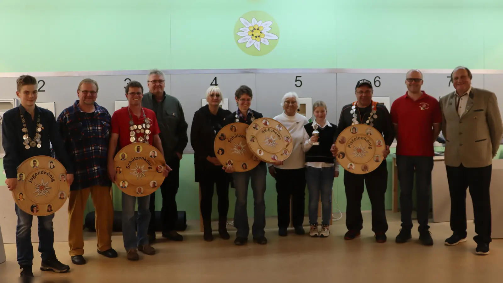 Von links: Julian Grundler, Rainer Huff, Wolfgang Schmidt, Michael Rösch, Susanne Böll, Kerstin Schmidt, Siegrid Häupler, Lea Grundler, Herbert Lankl, Sebastian Schraml, Bernhard Wenning. (Bild: Lisa Wenning)