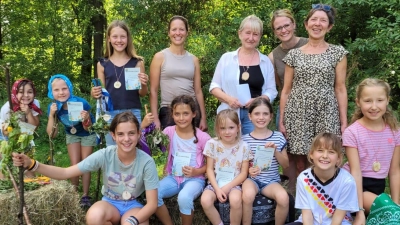 Die Kinder ausgerüstet mit Wanderstock und Tuch unterwegs bei der Kräuterwanderung um den St. Quirin mit Heike Trottmann und Monika Liebs sowie Franziska Schopper und Cornelia Fütterer vom Frauenbund Wurz. (Bild: Franziska Schopper)