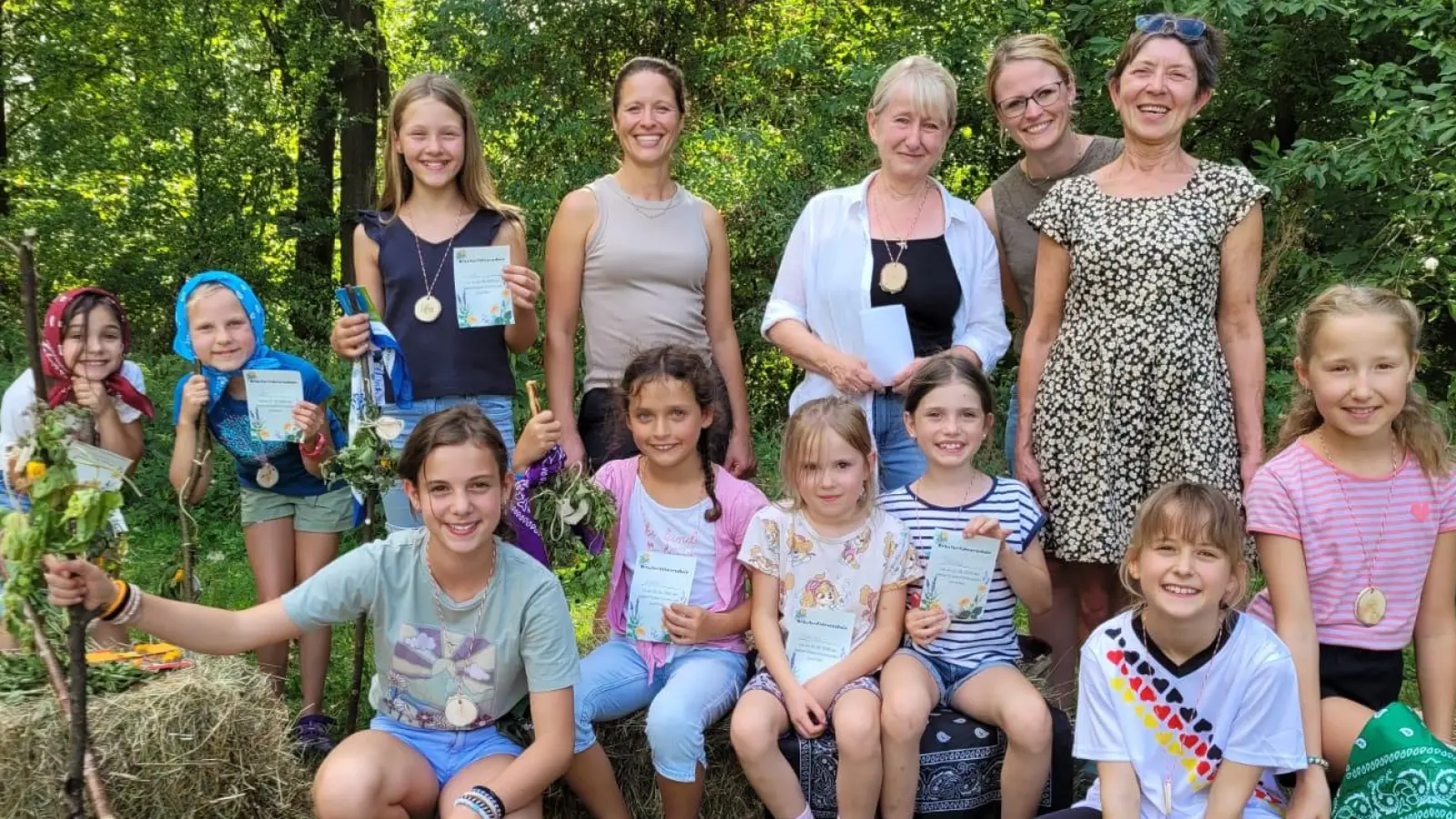 Die Kinder ausgerüstet mit Wanderstock und Tuch unterwegs bei der Kräuterwanderung um den St. Quirin mit Heike Trottmann und Monika Liebs sowie Franziska Schopper und Cornelia Fütterer vom Frauenbund Wurz. (Bild: Franziska Schopper)