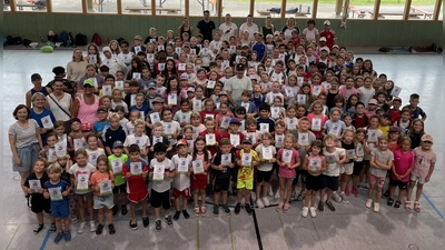 Stolz auf ihre Leistungen zeigten die Kids ihre Urkunden - in der Mitte Eric Frenzel (Bild: Gerhard Steiner)