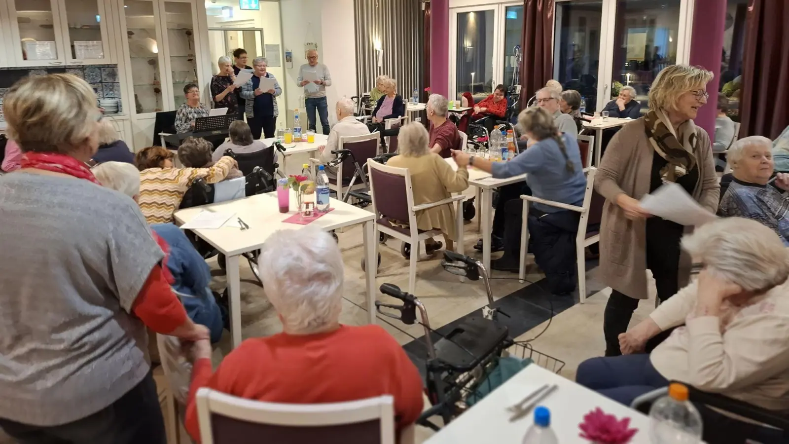 Einige Chormitglieder mischten sich zum gemeinsamen Singen unter die SeniorenInnen. (Bild: Karl Ziegler)