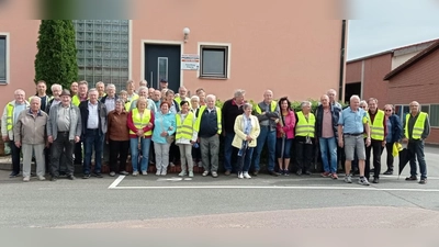 Gruppenbild vor dem Firmengebäude der Schlagmann Ziegelfabrik in Rötz (Foto Zivko Macanoski) (Bild: Zivko Macanoski)