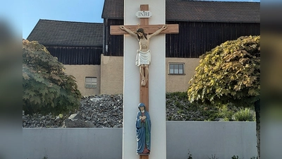 Seit Mitte Mai bereichert das restaurierte Missionskreuz wieder den Dorfmittelpunkt vor der Kirche. (Bild: Josef Steger)