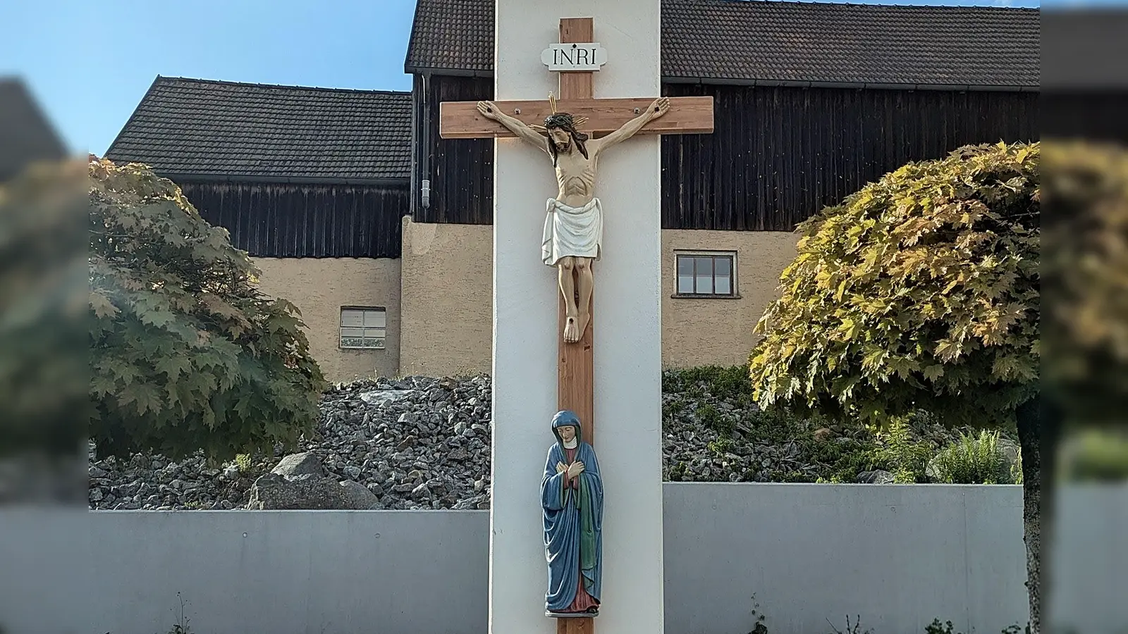 Seit Mitte Mai bereichert das restaurierte Missionskreuz wieder den Dorfmittelpunkt vor der Kirche. (Bild: Josef Steger)
