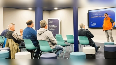 Die hohen Spritpreise sorgen immer noch für großes Interesse an Elektromobilität. Fachmann Michael Reuß, rechts im Bild, beantwortet beim kostenlosen Vortrag am 7. Oktober im Energiekompetenzzentrum der Stadtwerke Amberg Fragen zum Laden und zur Elektromobilität. (Bild: Karoline Gajeck-Scheuck)
