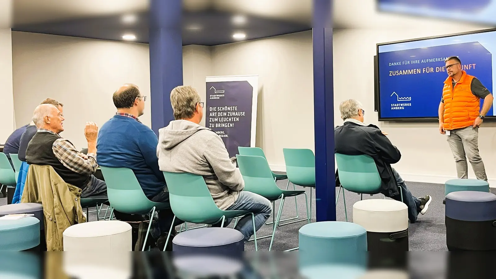 Die hohen Spritpreise sorgen immer noch für großes Interesse an Elektromobilität. Fachmann Michael Reuß, rechts im Bild, beantwortet beim kostenlosen Vortrag am 7. Oktober im Energiekompetenzzentrum der Stadtwerke Amberg Fragen zum Laden und zur Elektromobilität. (Bild: Karoline Gajeck-Scheuck)