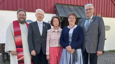 Zwei Frauen und zwei Männer feierten ihre Diamantene Konfirmanden  (Bild: Heidi Kurz)