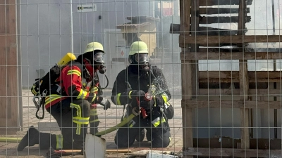 Atemschutztrupp der Feuerwehr Ursensollen bei der Schauübung am Tag der offenen Türe. (Bild: Jonas Sperber)