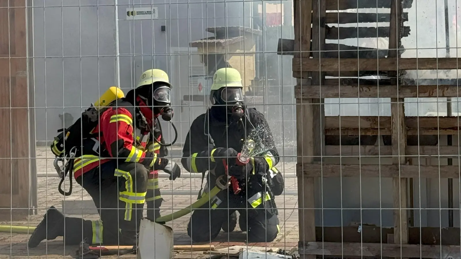 Atemschutztrupp der Feuerwehr Ursensollen bei der Schauübung am Tag der offenen Türe. (Bild: Jonas Sperber)