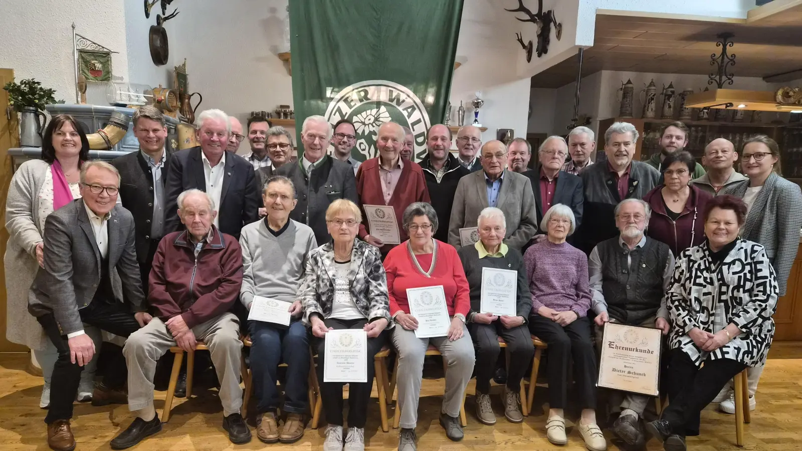 Auf dem Bild sind alle Neugewählten, Geehrten und Ehrengäste. (Bild: Alexandra Lukas)