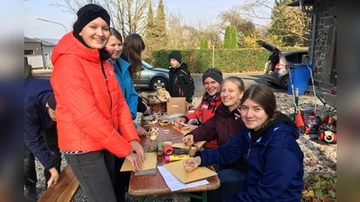Basteln für den Bahnhofsadvent (Bild: Andrea Kostka)