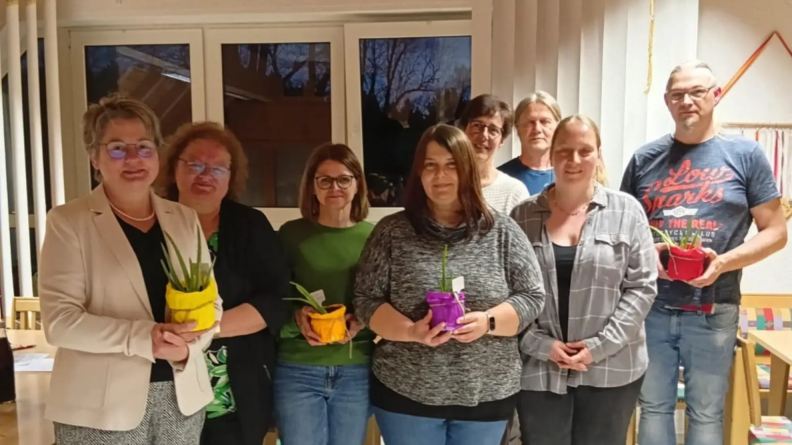 Überreichung der Präsente an die Referentin, und anwesenden Neumitglieder  (Bild: Gerda Högerl )