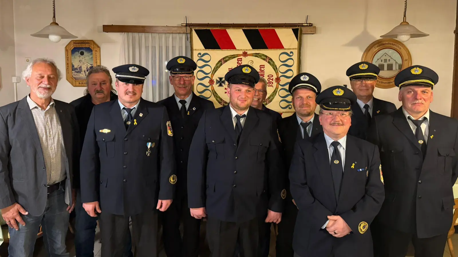 Erst Reihe von links: Norbert Mitlmeier, Jürgen Geißler, Sebastian Weber, Achim Brill, Guido Gehr. Zweite Reihe von links: Hans Neidl, Uwe Preißler, Reinhold Bäuml, Nico Köstler, Erhard Ebenhöch. (Bild: Erhard Ebenhöch)