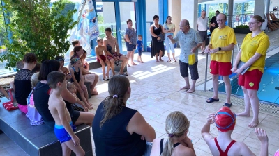 2. Bürgermeister Hubert Blödt begrüßt die Teilnehmer für den Schwimmabzeichentag (Bild: Bernhard Fleischmann)