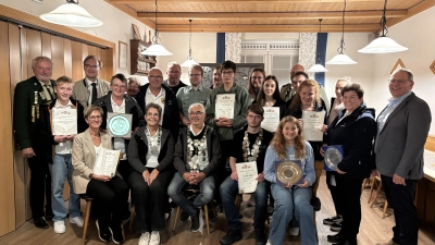 Die neuen Gaukönige des Schützengaus Grenzland Oberviechtach: Vorne (sitzend, v. l.): Katja Süss, Elisabeth Schmidt (Seniorenkönigin), Hubert Schmidt (Gaukönig), Johannes Flierl (Gaujugendkönig), Anna Hösl Hinten (stehend, v. l.): GSM Ludwig Dirscherl, Maximilian Wagner, MdL Alexander Flierl, Heike Hiebenthal, Ernestine Linsmeier, Günter Hirsch, Ludwig Maier, Wolfgang Flierl, Matthias Gresser, Bennet Stetler, Corina Wallner, Luna Zitzler, GSL Reinhold Wild, Marco Schießl, Marie Bauer, Magdalena Schmidt, Nicole Schmidt und Bgm. Egbert Völkl. (Bild: Anneget Greber)