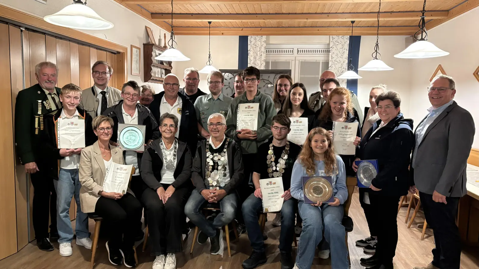 Die neuen Gaukönige des Schützengaus Grenzland Oberviechtach: Vorne (sitzend, v. l.): Katja Süss, Elisabeth Schmidt (Seniorenkönigin), Hubert Schmidt (Gaukönig), Johannes Flierl (Gaujugendkönig), Anna Hösl Hinten (stehend, v. l.): GSM Ludwig Dirscherl, Maximilian Wagner, MdL Alexander Flierl, Heike Hiebenthal, Ernestine Linsmeier, Günter Hirsch, Ludwig Maier, Wolfgang Flierl, Matthias Gresser, Bennet Stetler, Corina Wallner, Luna Zitzler, GSL Reinhold Wild, Marco Schießl, Marie Bauer, Magdalena Schmidt, Nicole Schmidt und Bgm. Egbert Völkl. (Bild: Anneget Greber)
