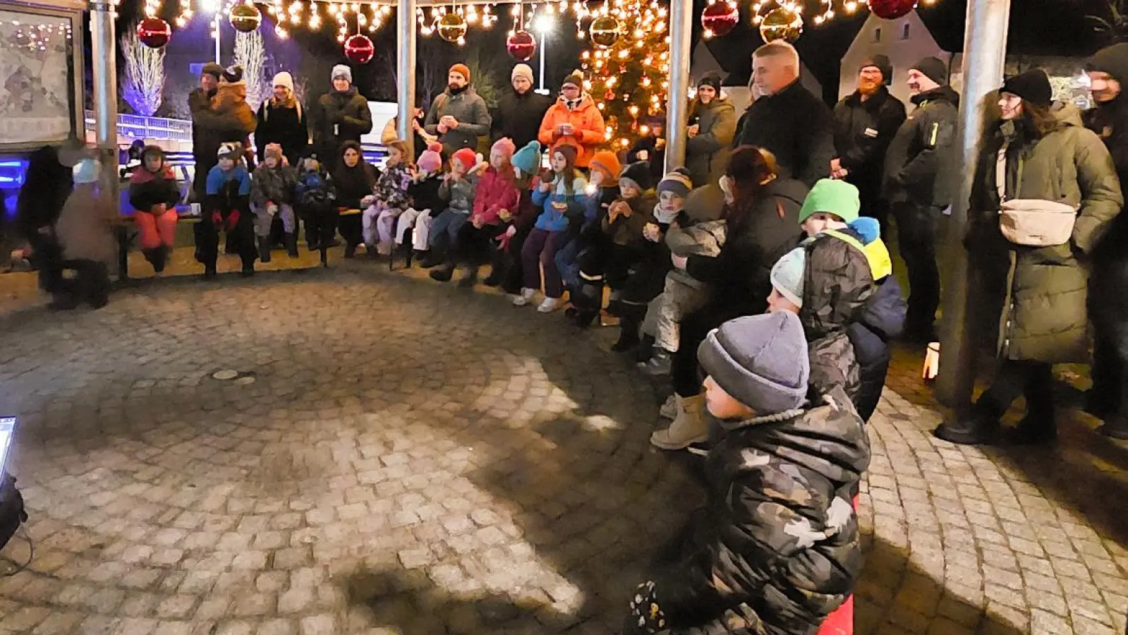 Die Kinder lauschten der Weihnachtgeschichte „Der verschwunde Stern von Etzenricht”. (Bild: Thomas Radlbeck)