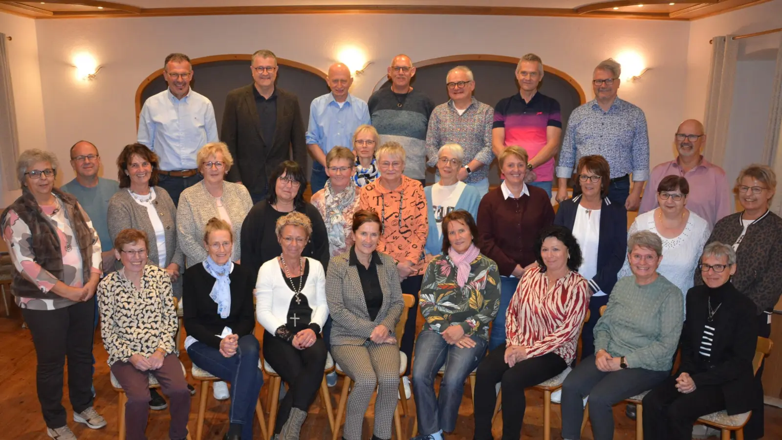 Nicht fehlen durfte das obligatorische Gruppenfoto des Schülerjahrgangs 1964/65 im Saal beim „Kouh-Lenzen“. Der gemeinsame 60. Geburtstag wurde mit Kaffee, Kuchen, Gottesdienst und festlichem Abendessen gefeiert. Die mit Abstand weiteste Anreise hatte Gerald Härtl (oberste Reihe, 3. von rechts), der aus dem australischen Sydney in seine Heimat eingeflogen kam.  (Bild: Josef Rosner)