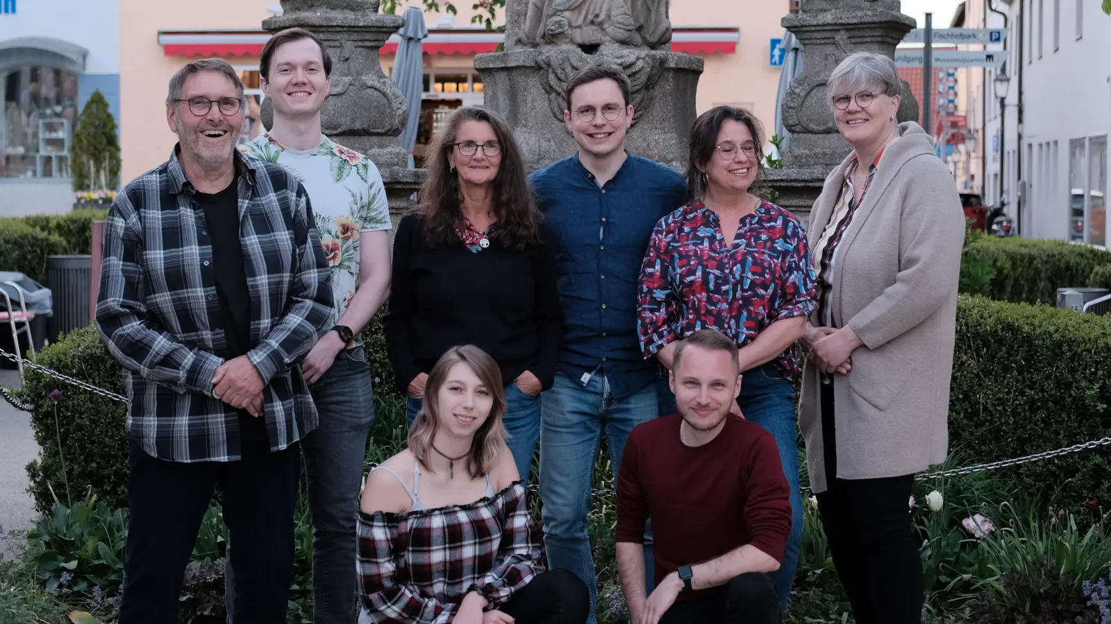 Die neue Vorstandschaft mit Stadtrat Franz Heinrich (links) und Grünen-Kreissprecherin Monika Schneider (rechts): Sascha Lutterbach, Gudrun Müller, Luca Frank, Katrin Roider (von links), Vanessa Bässler, Sebastian Wittke (vorn kniend).  (Bild: Luca Frank)