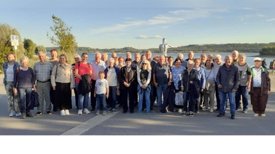Das Gruppenfoto zeigt die Reisegruppe vor dem Brombachsee. (Bild: Andrea Schraml)