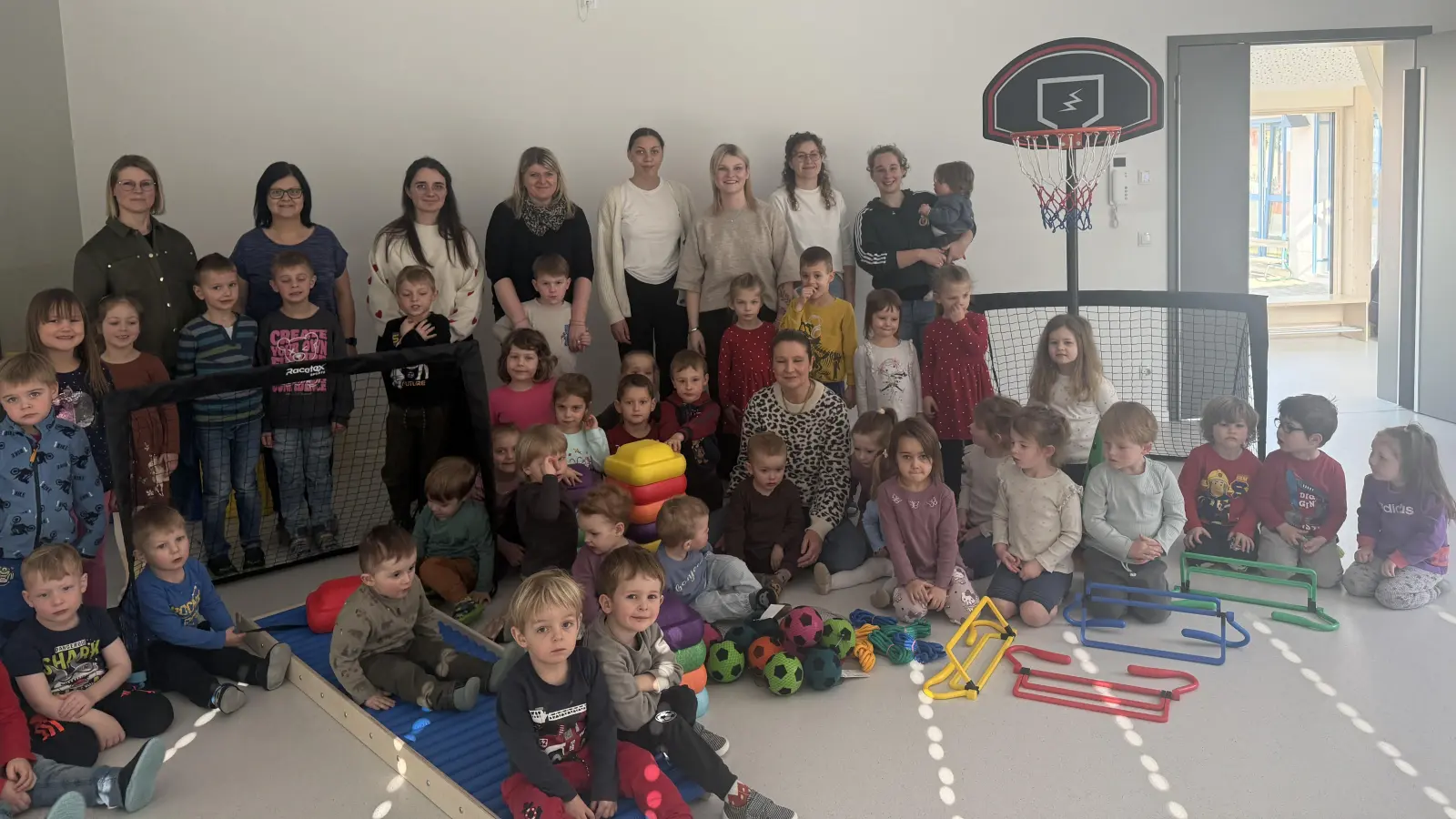 Der Elternbeirat des Kinderhauses bei der Übergabe der Spielsachen an die Kinder. (Bild: Josef Söllner)