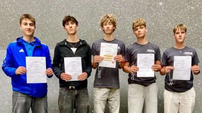 Die Amberger räumten ab beim bayernweiten Wettbewerb der „Technik Scouts”: Fabian Wocelka und Sergiu Rusu (Erasmus-Gymnasium) sowie Milo Kreller, Noah Matthies, Ben Zimmermann (Wirtschaftsschule Amberg) ; nicht im Bild: Benedikt und Felizia Kohl (Erasmus-Gymnasium). (Bild: Michael Haberberger)