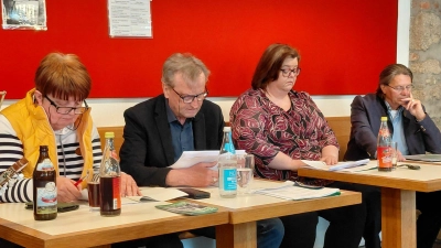 Den Vortragenden, von links: Monika Beer-Helm, Berthold Kellner, Margot Konz und Florian Winklmüller gelang eine spannende Atmosphäre bei den Lesungen. (Bild: Waltraud Weber)