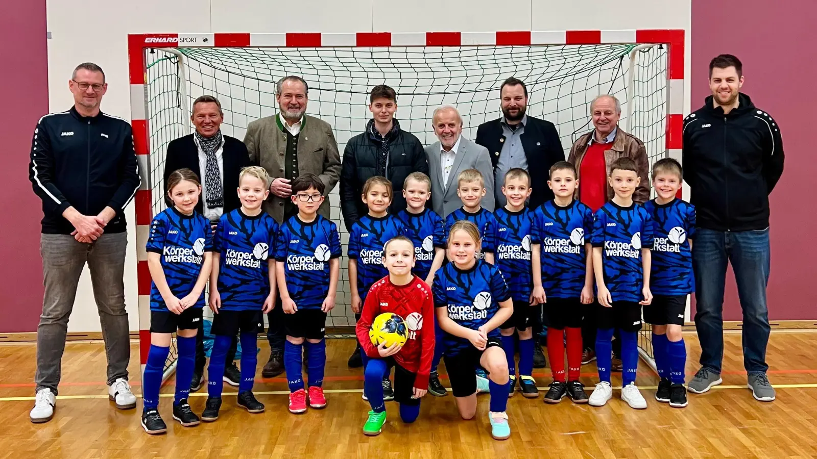 Die F3-Junioren der gastgebenden Spielgemeinschaft Diendorf/Altfalter/Nabburg zusammen mit den Jugendleitern Michael Fuchs, Peter Haas (rechts außen, rechts hinten), Jürgen Reger (links außen) sowie Bürgermeister Frank Zeitler (hinten 2. v.l.) und den Schirmherren Hans-Georg Dobler, Eric Bähnk, Bernd Hofmann und Stefan Bergmann (hinten von links) (Bild: Jürgen Reger)