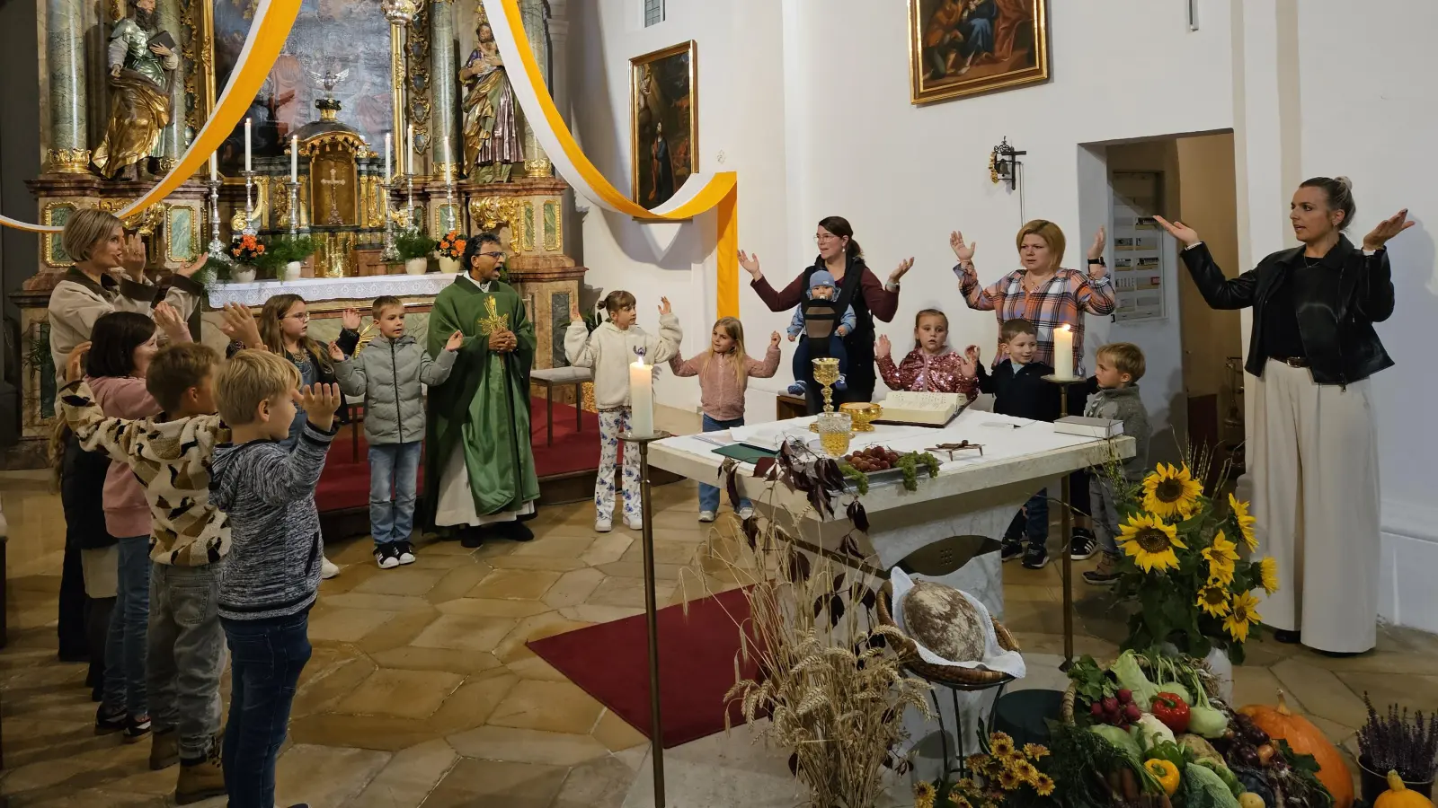Alle Kinder beten mit Pater Joseph das Vaterunser mit Singen und Gesten. (Bild: Gabriele Buchbinder)