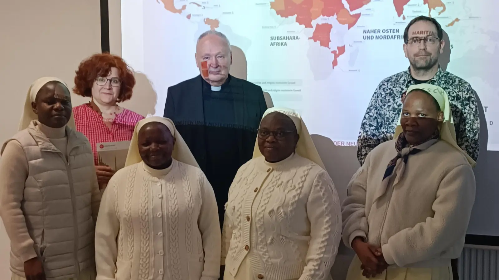 Hinten Barbara Schmid KDFB, Stadtpfarrer Georg Flierl, Stefan Stein (Bild: Barbara Schmid)