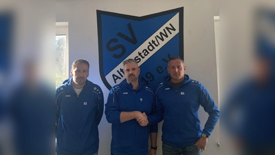 Manfred Arnold(rechts) und Alexander Lindner(links) stellten den Trainer der neuen Damenelf Tobias Forster(mitte) vor. (Bild: exb/ Manfred Arnold)