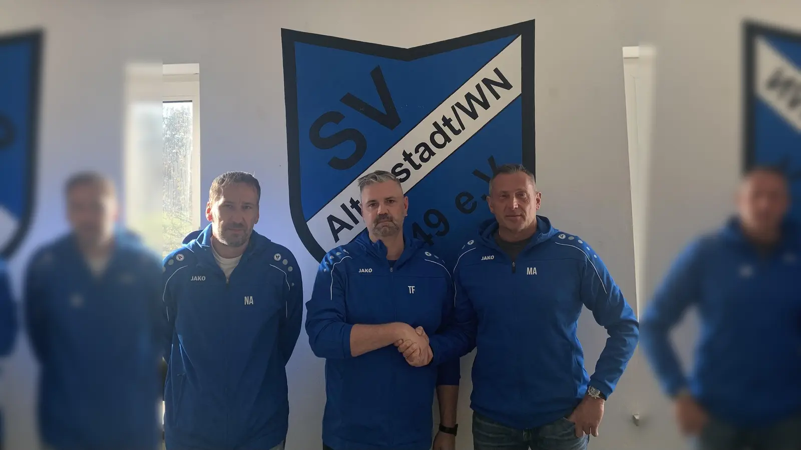 Manfred Arnold(rechts) und Alexander Lindner(links) stellten den Trainer der neuen Damenelf Tobias Forster(mitte) vor. (Bild: exb/ Manfred Arnold)