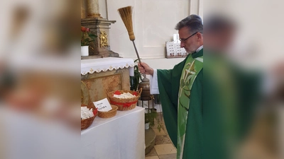 Guardian Pater Stanislaus segnete am Wendelinaltar die Wendelinibrote. Der Heilige lebte im 6. Jahrhundert im Raum Trier.  (Bild: Martin Staffe)