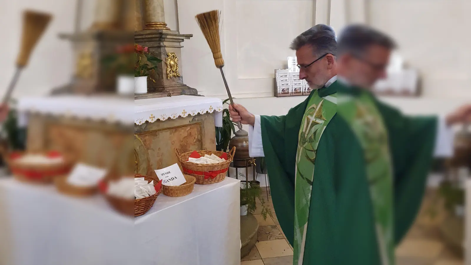 Guardian Pater Stanislaus segnete am Wendelinaltar die Wendelinibrote. Der Heilige lebte im 6. Jahrhundert im Raum Trier.  (Bild: Martin Staffe)