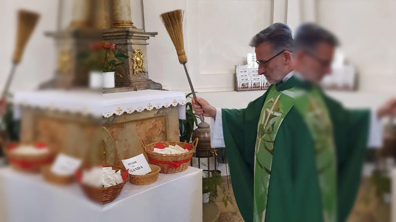 Guardian Pater Stanislaus segnete am Wendelinaltar die Wendelinibrote. Der Heilige lebte im 6. Jahrhundert im Raum Trier.  (Bild: Martin Staffe )