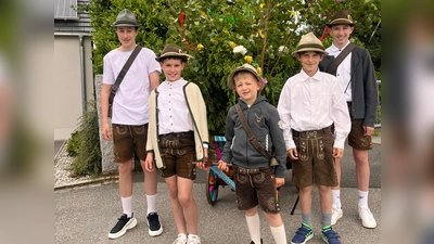 Pfingstlümmelfoahrn in Köfering v.l. Jonas Birner, Jakob Neumann, Elias Herrmann, Elyas Scheffer, David Neumann mit dem herrlich geschmückten Leiterwagen (Bild: Josef Vogl)