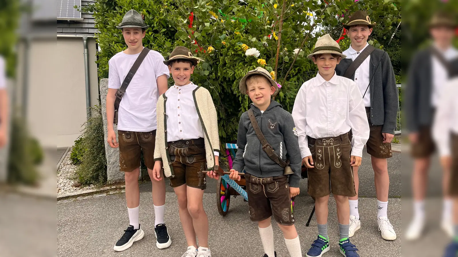 Pfingstlümmelfoahrn in Köfering v.l. Jonas Birner, Jakob Neumann, Elias Herrmann, Elyas Scheffer, David Neumann mit dem herrlich geschmückten Leiterwagen (Bild: Josef Vogl)